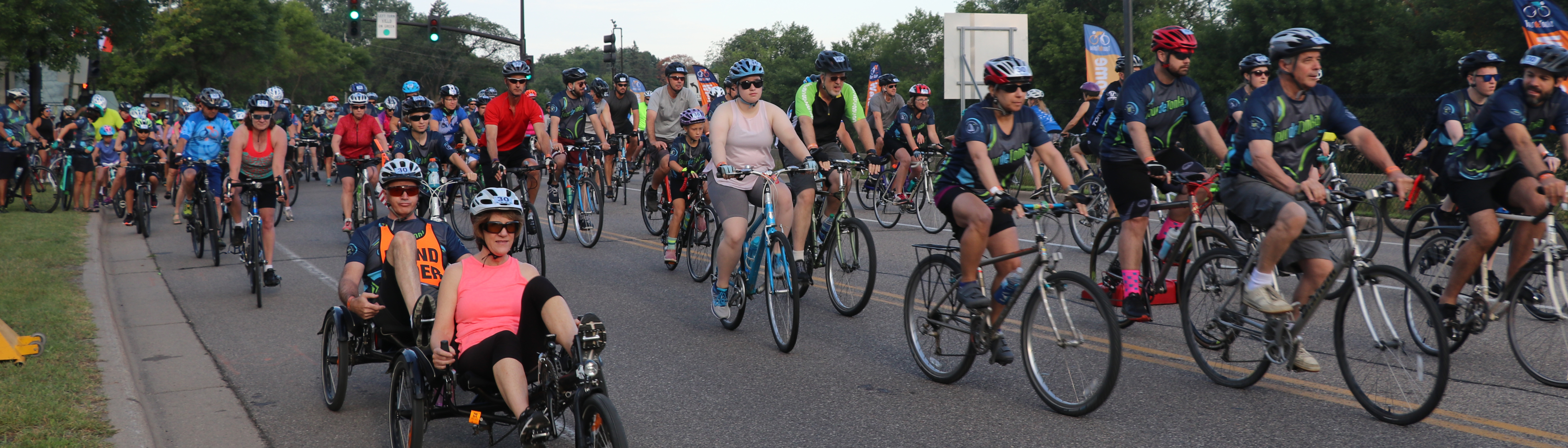 Участники "Тур де Тонка" 2016 года позируют со своими велосипедами на старте